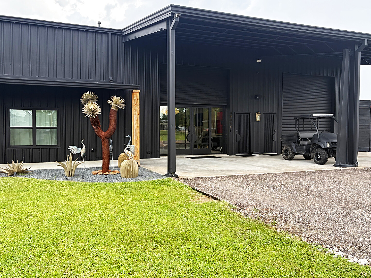 Fotos de la Casa Negra y la oficina de compra en West Friendswood, Texas.