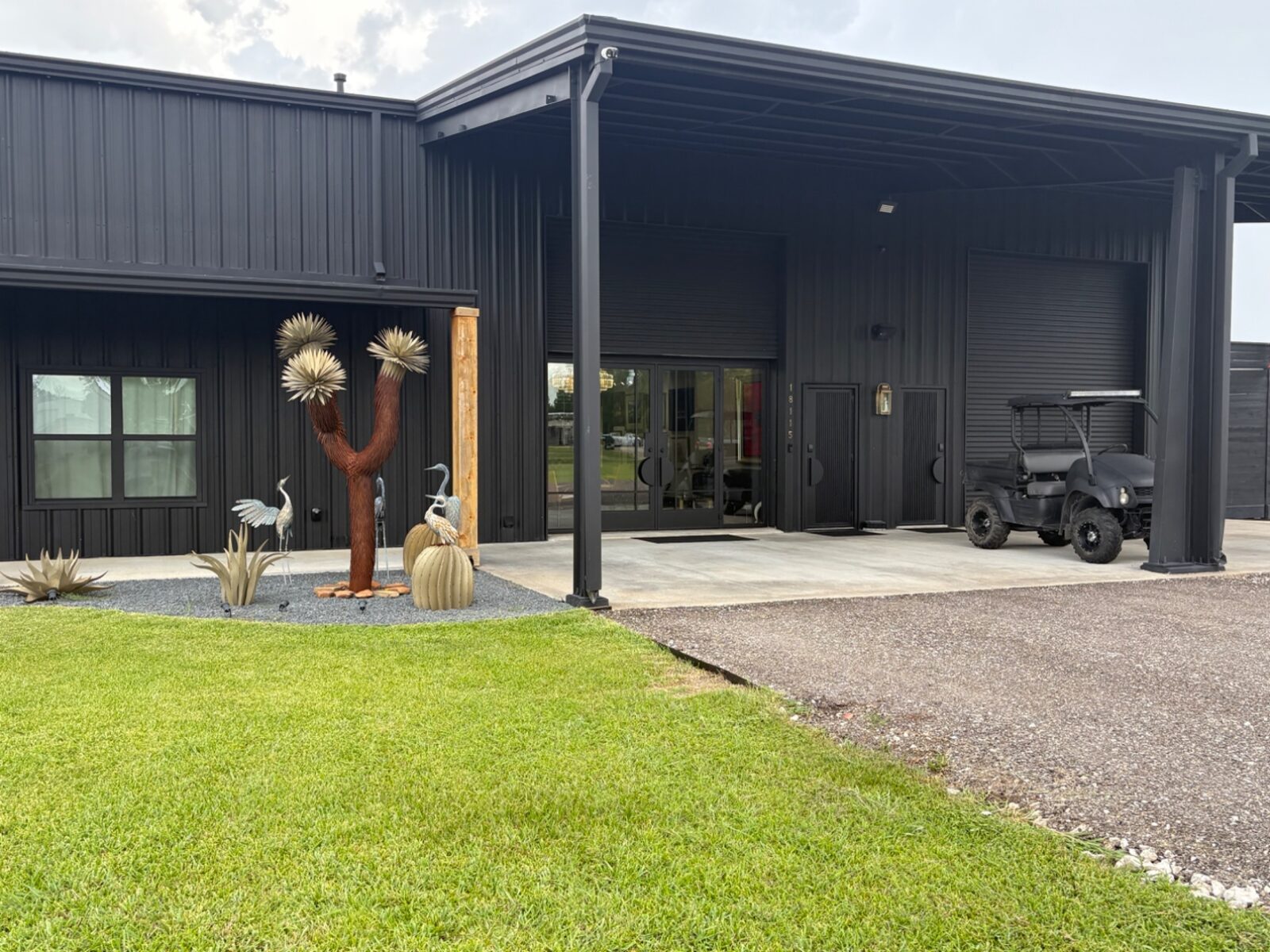 Fotos de la Casa Negra y la oficina de compra en West Friendswood, Texas.