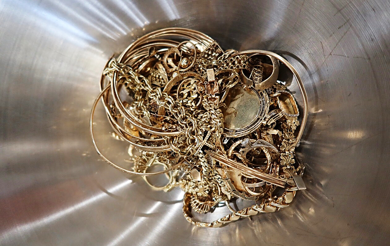 El oro roto de una sola tarde. Cadenas rotas, aretes sueltos, anillos de graduación y pulseras enredadas valen dinero.