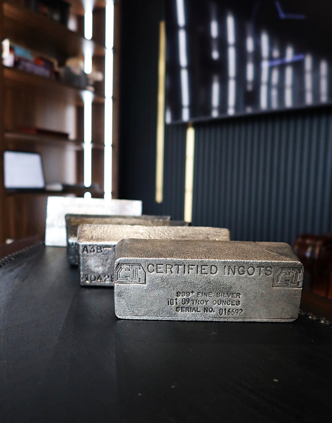 Barras de plata de cien onzas, pesadas y pagadas el mismo día. Traiga una o traiga todo el estante.